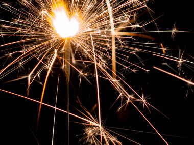 İnsan tarafından ehlileştirilmiş ateş dansı. 