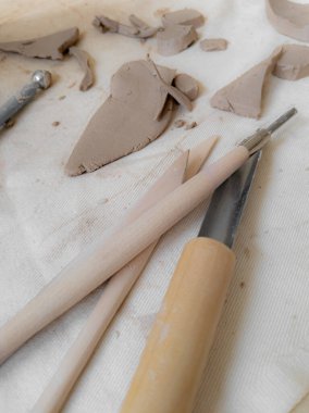 Bir kil heykel oluşturma sürecinde 