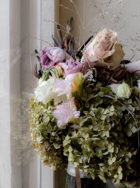 Pencere pervazında solmuş çiçekler 