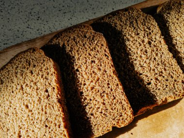 Güneş ışınlarında siyah ekmek dilimleri