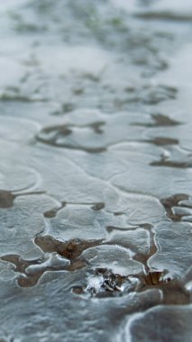 Ayaklarının altındaki buz tabakası şekilleri