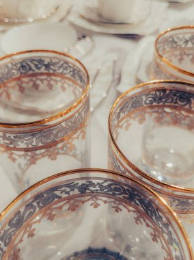 Masada pahalı bardaklar var.