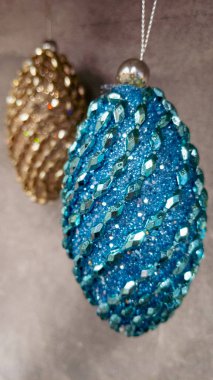 Noel ağacı için iki kozalaklı oyuncak.