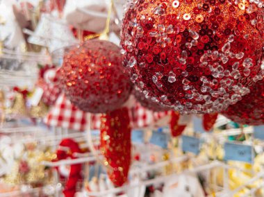 Parlak kırmızı, ışıldayan Noel topları