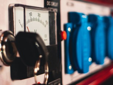 Anahtar, voltmetre ve güç jeneratörü prizleri