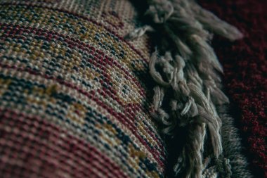 Eski bir halının arkasında inanılmaz desenler var.