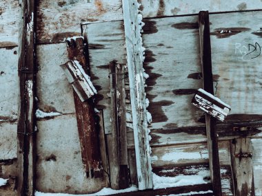 Eski tahtalar ve arta kalan boyalar