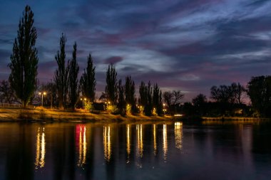Riverside Yansımaları Alacakaranlık Altında
