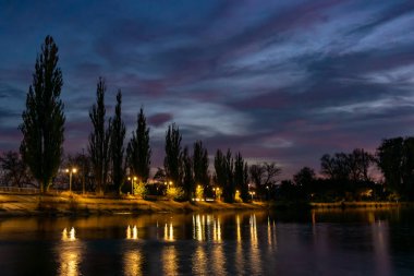 Riverside boyunca Huzurlu Gece Yansımaları