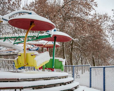 Kışın Karla Kaplanmış Renkli Eğlence Gezisi