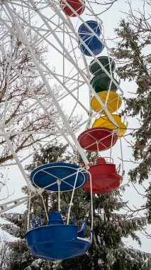 Renkli dönme dolap Kış Karıyla kaplı