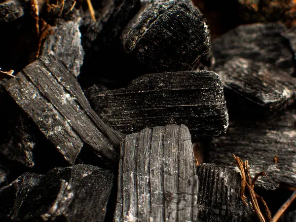 Kaba ahşap desenli kömür parçaları.
