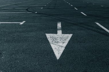 Boş Otoparktaki Çatlak Beyaz Ok