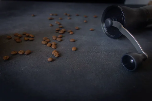 黒いコーヒー工場または粉砕機 濃い表面に散在するコーヒー豆 選択的焦点 コピースペース — ストック写真