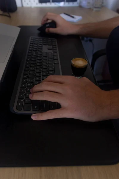 在键盘上打字的男人 在笔记本电脑上工作的男人 在电脑键盘上和鼠标上的特写 — 图库照片