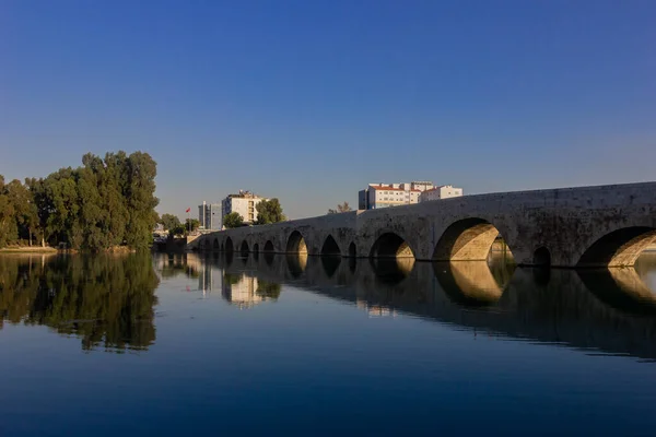 Türkiye Nin Adana Kentinde Seyhan Nehri Üzerinde Taş Bir Köprü — Stok fotoğraf