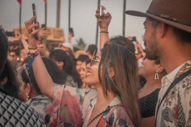 Pattaya, Tayland - 19 Aralık 2022: Wonderfruit festivali sırasında gülümseyen Asyalı genç kız, Pattaya, Tayland, tahıl etkisi, seçici odaklanma