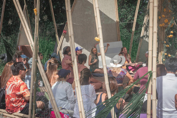 Паттайя, Тайланд - 19 декабря 2022 года: Фестиваль чудес, празднование музыки, искусства и экологии в Таиланде, с акцентом на велнес, избирательный фокус