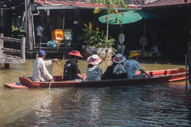 Pattaya, Tayland - 21 Aralık 2022: Pattaya Yüzen Pazarı, Pattaya, Tayland 'da güneşli bir gün, geleneksel şapkalı turistler yerel manzaranın keyfini çıkarıyorlar.