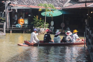 Pattaya, Tayland - 21 Aralık 2022: Pattaya Yüzen Pazarı, Pattaya, Tayland 'da güneşli bir gün, geleneksel şapkalı turistler yerel manzaranın keyfini çıkarıyorlar.