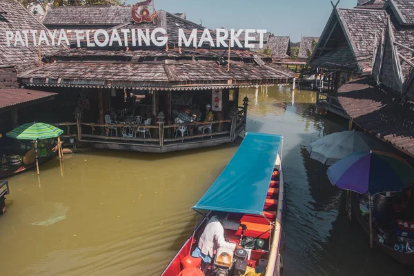 パタヤ 2022年12月21日 パタヤフローティングマーケット タイのフローティングマーケットは人気の観光地です — ストック写真