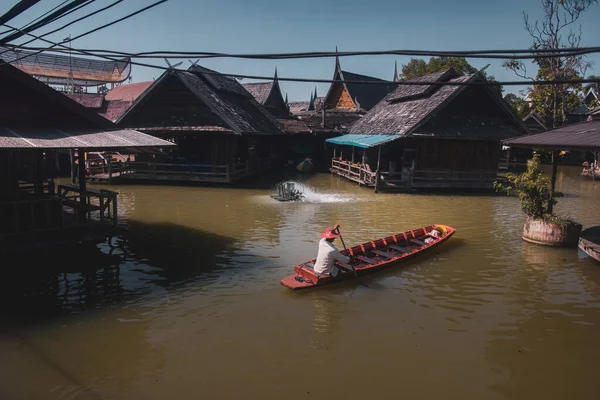 Pattaya Floating Market Der Mann Der Die Boote Auf Dem — Stockfoto