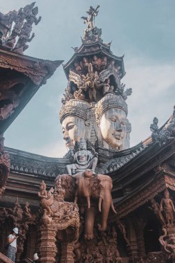 Doğruluk Mabedi, Doğruluk Mabedi Pattaya, Tayland 'daki en büyük ahşap bina, bitmemiş müze. 