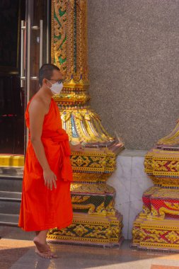 Bangkok, Tayland. Tapınakta maske takan Budist bir keşiş.