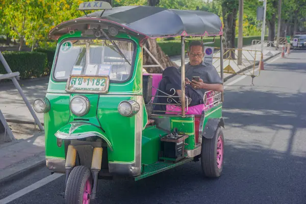 Bangkok, Tayland - Bangkok sokaklarında eski bir taksi şoförü, Tuk Tuk taksisinde oturan Asyalı bir adam