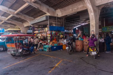 Bangkok, Tayland - 31 Aralık 2022: Bangkok, Tayland 'da yerel bir pazar. Deniz ürünleri, sebze, meyve, taze ve kuru yiyecek, et satan satıcılar