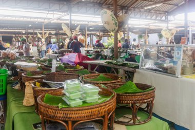 Chiang Mai, Tayland - 6 Ocak 2023: Jing Jai Market, bir hafta sonu sabah pazarı, Tayland 'ın kuzeyinde, Chiang Mai ilinde yer almaktadır. Asyalılar organik meyve ve sebze, kahve ve yiyecek satıyor