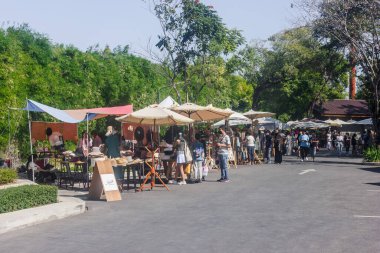 Chiang Mai, Tayland - 6 Ocak 2023: Jing Jai Market, bir hafta sonu sabah pazarı, Tayland 'ın kuzeyinde, Chiang Mai ilinde yer almaktadır. Asyalılar organik meyve ve sebze, kahve ve yiyecek satıyor