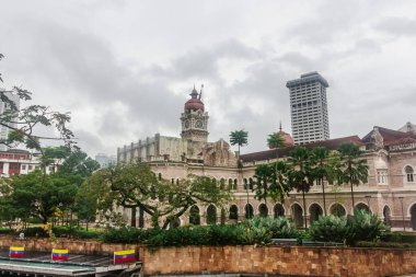 Kuala Lumpur, Malezya 'daki Sultan Abdul Samad Binası ve Jalan Raja manzarası. Merdaka Meydanı 'nda Sultan Abdul Samad binası.