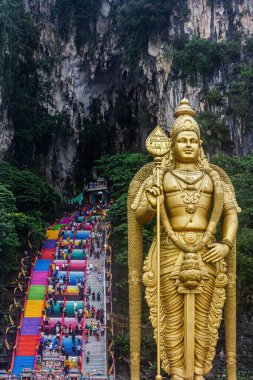 Batu Mağaraları, Hindu Tapınağı. Kuala Lumpur, Malezya 'da renkli merdivenleri var. Batu Mağaraları, Malezya 'nın en popüler turistik merkezi olan Murugan Tapınağı olarak da bilinir..