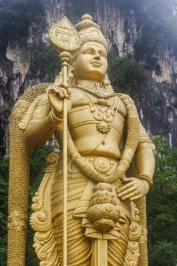 Lord Murugan, Vel ile birlikte Murugan Tapınağı 'ndaki Batu Mağaraları' nda. Malezya 'nın en popüler turistik merkezi Batu Mağaraları' ndaki büyük altın Murugan heykeli..