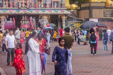 Batu Mağaraları, Kuala Lumpur, Malezya - 24 Ocak 2023: Batu Mağaraları, Hindu Tapınağı renkli merdivenli. Batu Mağaraları, Malezya 'nın en popüler turistik merkezi olan Murugan Tapınağı olarak da bilinir..