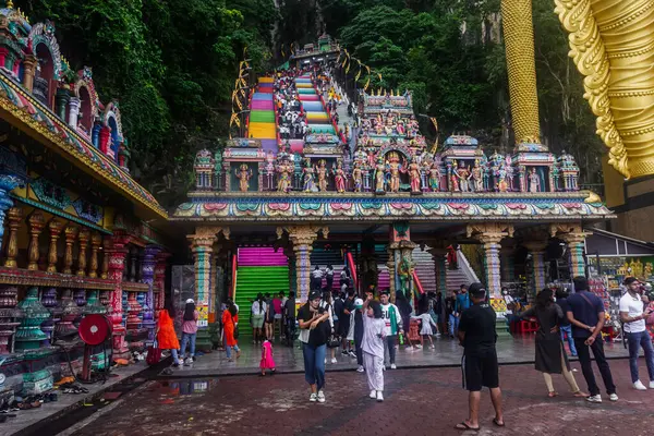 Batu Mağaraları, Kuala Lumpur, Malezya - 24 Ocak 2023: Batu Mağarası Hindu tanrısı Lord Murugan 'a adanmış popüler bir Hint tapınağıdır. Mağara tapınağına çıkan renkli merdivenleriyle ünlüdür..