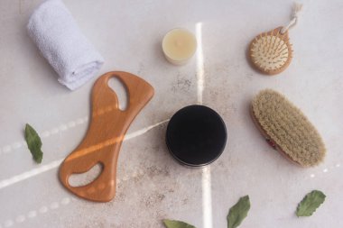 Tüylü Fırça ve Masaj Aracı ile Doğal Spa Seti. Kuru vücut fırçalama, Ayurvedik sağlık konsepti, Rahatlatıcı Kişisel Bakım rutini 