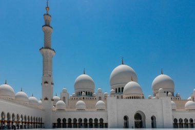 Abu Dabi 'deki Şeyh Zayed Büyük Camii, Birleşik Arap Emirlikleri. Şeyh Zayed Camii Abu Dabi 'de ziyaret edilecek en popüler yer.