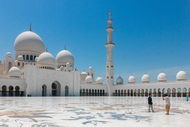 Abu Dabi 'deki Şeyh Zayed Büyük Camii, Birleşik Arap Emirlikleri. Şeyh Zayed Camii Abu Dabi 'de ziyaret edilecek en popüler yer.