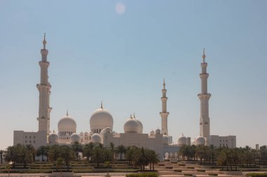 Şeyh Zayed 'in Büyük Camii manzarası. Abu Dabi 'deki Şeyh Zayed Büyük Camii, Birleşik Arap Emirlikleri. Gün batımı manzarası, altın saat