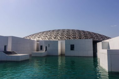 Abu Dabi, Birleşik Arap Emirlikleri - 27 Nisan 2024: Abu Dabi, BAE 'deki Louvre Müzesi binası. Louvre Müzesi, Jean Nouvel tarafından tasarlanmış bir sanat müzesidir..