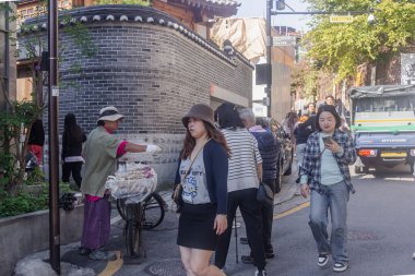 Seul, Güney Kore - 26 Ekim 2024 Bukchon Hanok Köyü, geleneksel Kore evleri. Bukchon Hanok Köyü, Kore 'nin zengin kültür mirası ve en turistik yerlerden biridir..