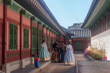 Seul, Güney Kore - 26 Ekim 2024: Gyeongbokgung Sarayı 'nda Hanbok kıyafetli ziyaretçiler. Her yaştan insan kültürel deneyimden zevk alır. Gyeongbokgung Sarayı 'nda yerli ve yabancı turistler.