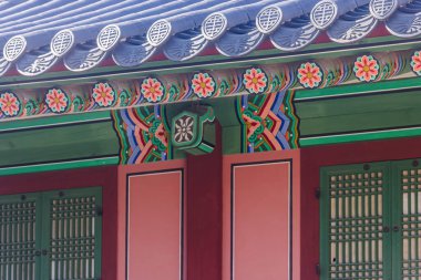Geleneksel Kore mimarisinin sergilendiği Gyeongbokgung Sarayı 'nın çatısı ve duvarlarının detaylı bir görüntüsü..