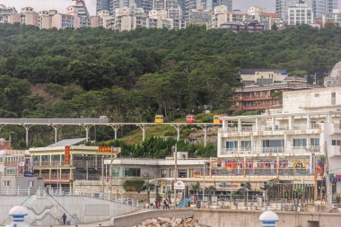 Busan, Güney Kore - 29 Ekim 2024: Cheongsapo Balıkçılık Limanı, dingin bir atmosfer ve güzel bir deniz manzarası sunuyor.