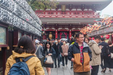Tokyo, Japonya - 3 Kasım 2024: Tokyo, Tokyo 'nun en eski tapınağı Senso-ji' de yağmurlu bir gün. Sensoji, Tokyo 'daki Asakusa Kannon Tapınağı olarak da bilinir..