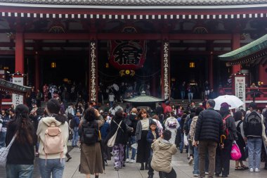Tokyo, Japonya - 2 Kasım 2024: Tokyo, Tokyo 'nun en eski tapınağı Senso-ji' de yağmurlu bir gün. Sensoji, Tokyo 'daki Asakusa Kannon Tapınağı olarak da bilinir..