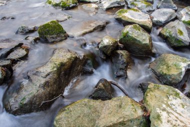 Kış aylarında akan nehir.