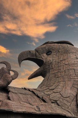 Taş bir duvarda güzel bir aslan heykeli, üç boyutlu bir resim..